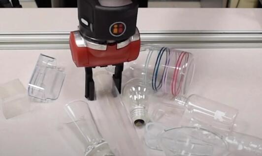 CMU开发了一种改善机器人对透明物体的抓握的方法