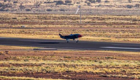 波音公司的无人战斗机喷气式飞机侧架刚刚起飞