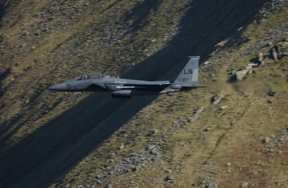 低空飞行的美国战斗机在格拉斯米尔的惊艳瞬间