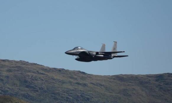一架美式战斗机在低空飞行时在坎布里亚山脉的低空之间