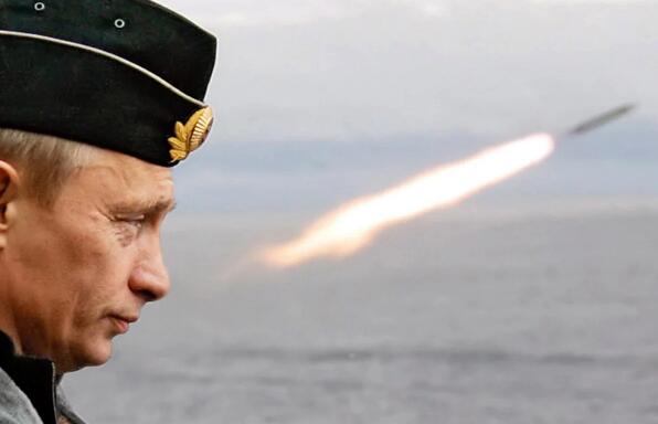 普京很高兴:俄罗斯的高超音速导弹从一艘潜水艇飞出