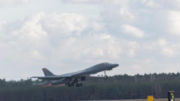 B-1首次降落在波兰