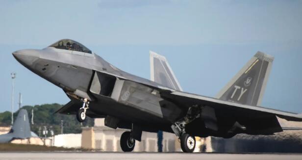 F-22隐形战斗机在佛罗里达州Eglin空军基地的跑道上掉下鼻子