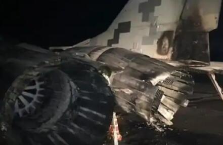 醉酒的乌克兰军官在空军的MiG-29喷气式战斗机中猛撞其SUV 导致发动机起火