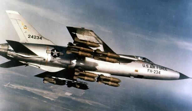 F-105霹雳轰炸机:越南战争中的F-35