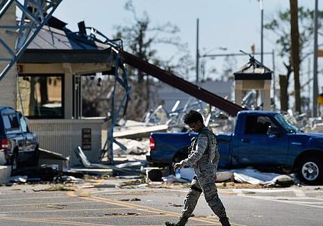 F-22猛禽隐形战斗机在事件中被称为地面事故的佛罗里达空军基地紧急降落后在跑道上最终降落