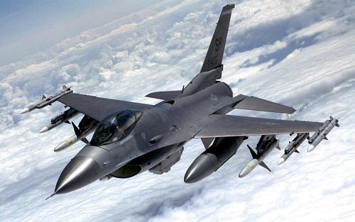 F-16战斗机飞越雷声大过路易斯维尔的天空