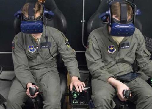 空军的虚拟现实高性能喷气式战斗机飞行员培训最适合第五代飞行员