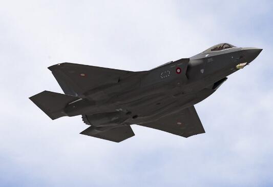 丹麦国防司令部接收第一架F-35战斗机