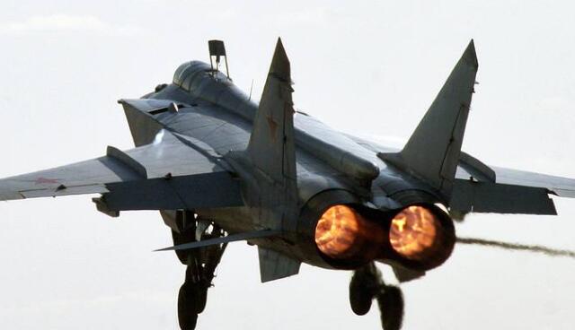 俄罗斯的MiG-31战斗机在巴伦支海上拦截挪威间谍飞机