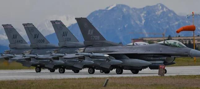 美国空军第31战斗机联队的F-16C飞机抵达希腊进行演习Iniochos 21