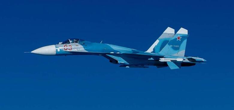 俄罗斯Su-27战斗机在黑海上空拦截三架法国军用飞机