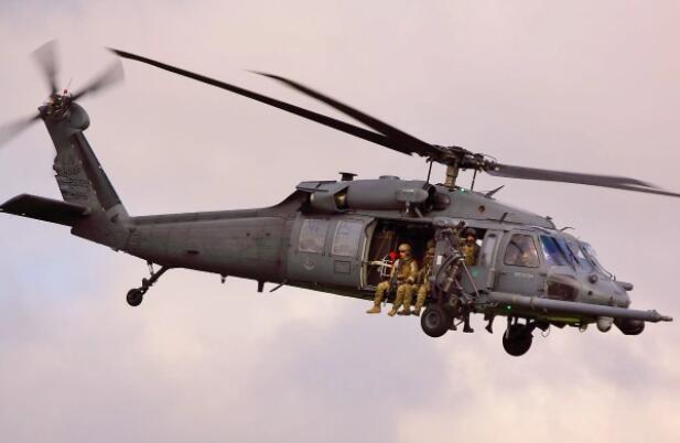 经过32年和11,000个小时的飞行后 一架MH-60G直升机获得了和平