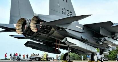 F-15E战斗机现在可以装载两倍的许多JASSM导弹