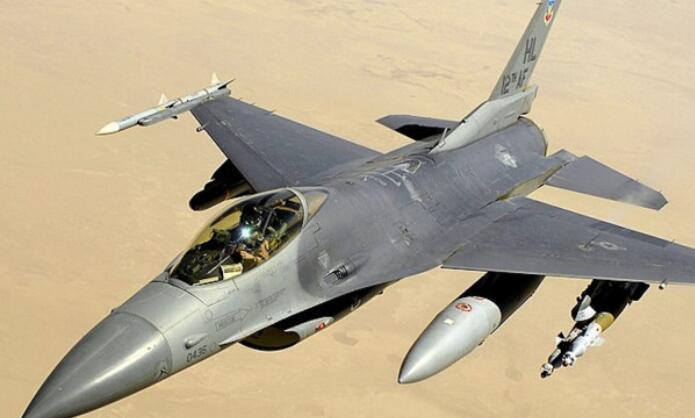 首架私人拥有的F-16战斗机起飞