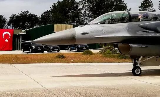 土耳其F-16D战斗机取代北约演习