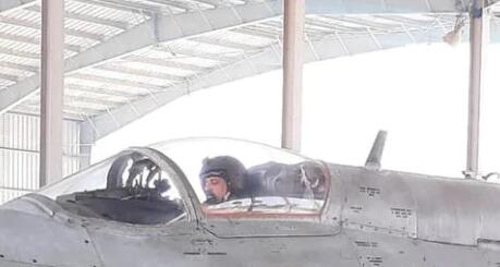 IAF首席巴达乌里亚驾驶MiG-21野牛战斗机向坠落的飞行员致敬