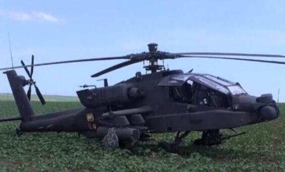 美国陆军阿帕奇直升机在罗马尼亚紧急降落