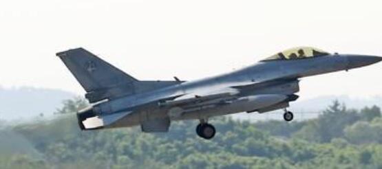 KF-16喷气式飞机飞行员在起飞滑跑期间弹射后所有空军航班暂停