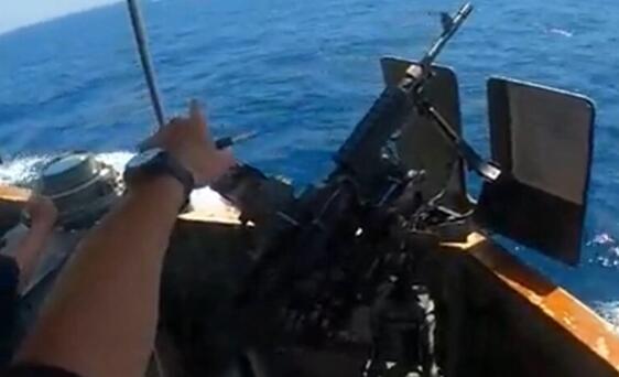 美国海军与伊朗海军一起发布霍尔木兹海峡事件的镜头