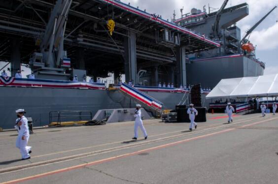 美国海军委托其最新的远征海上基地船