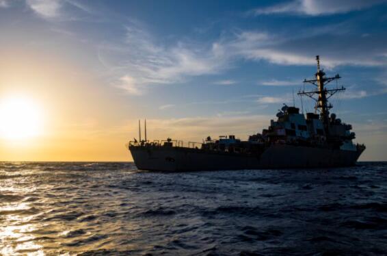 俄罗斯派军舰暗访黑海的美国海军驱逐舰