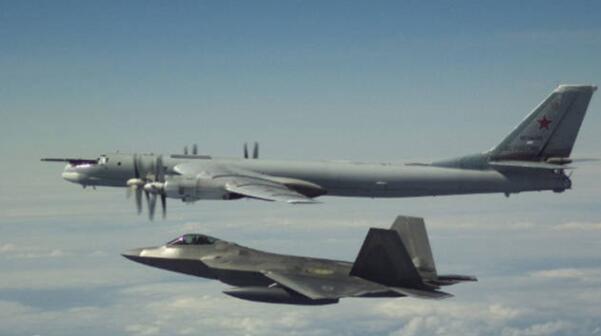 报告称夏威夷以西的俄罗斯海军促使F-22战斗机从希卡姆发射
