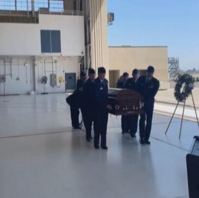 为在波特维尔机场坠毁的第144战斗机联队飞行员举行葬礼