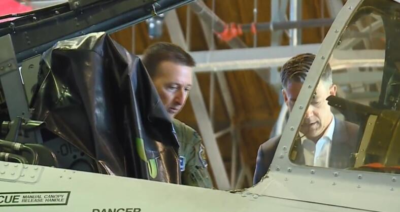 班克斯与阿拉巴马州众议员罗杰斯访问第122战斗机联队