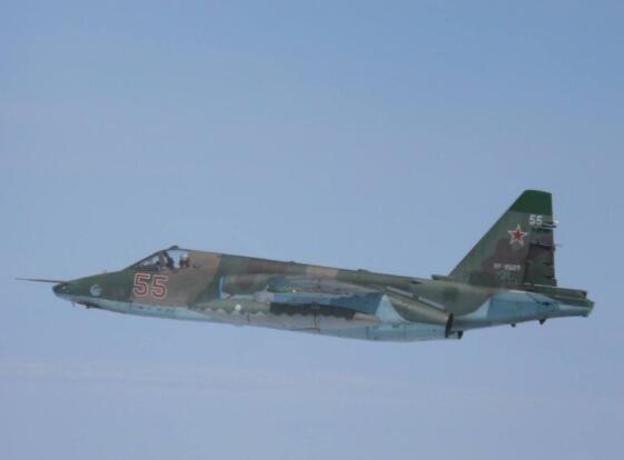 日本军用喷气式飞机拦截俄罗斯Su-25 Frogfoot攻击机