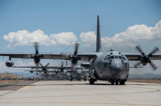 七架美国空军EC-130H干扰机在亚利桑那州进行大象行走