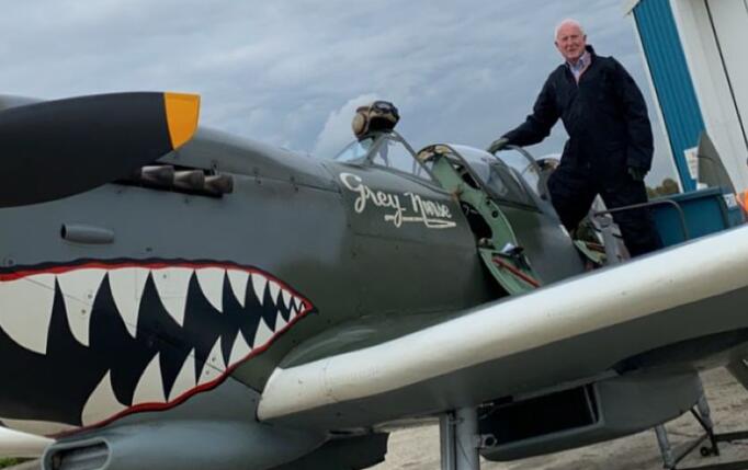 拥有钢铁般神经的83岁男子乘坐英国皇家空军喷火战斗机飞上天空