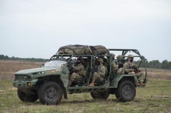 美国陆军在布拉格堡对新型步兵班车辆进行空投试验