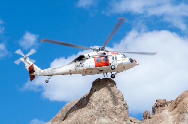 美国海军救援直升机在加州霍格山附近坠毁