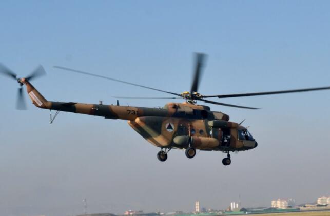 可怕的新视频显示阿富汗军用直升机坠毁的瞬间