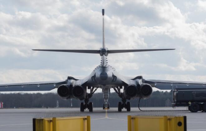 美国空军B-1B轰炸机首次降落在波兰