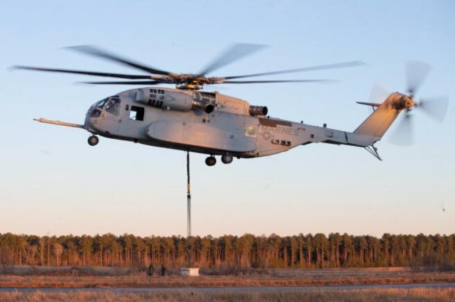 美国海军陆战队对CH-53K的重型起重器进行外部举升测试