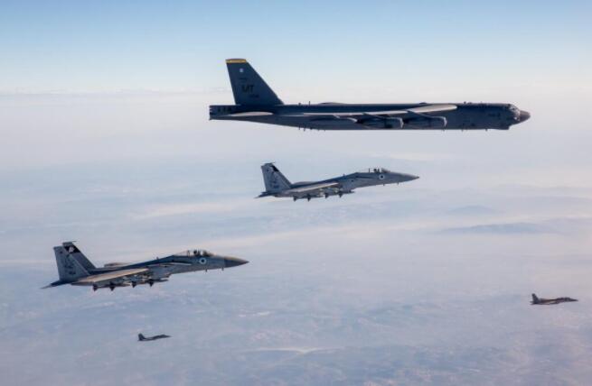 美国空军有核能力的轰炸机在中东执行巡逻任务