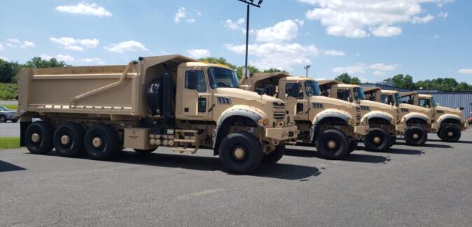 美国陆军将从麦克国防接收99辆重型自卸卡车