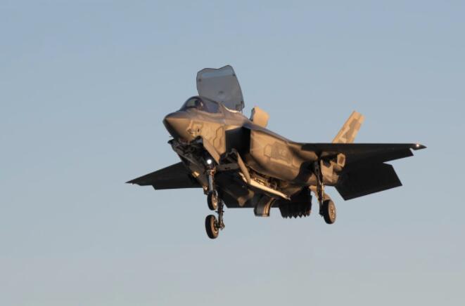 F-35B隐形飞机开始在意大利海军航空母舰上进行海试