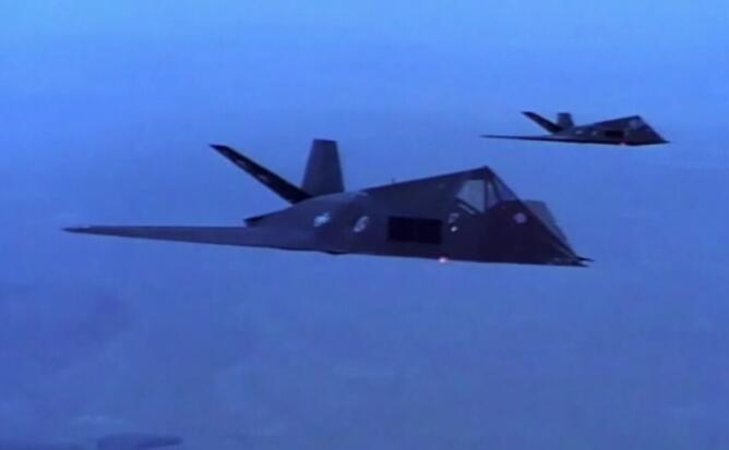 两架F-117夜鹰隐形飞机在洛杉矶上空被发现