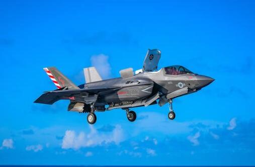 英国航母在太平洋演习期间与美国军舰交换F-35B隐形战斗机