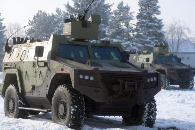 塞尔维亚武装部队接收新的米洛斯装甲战车