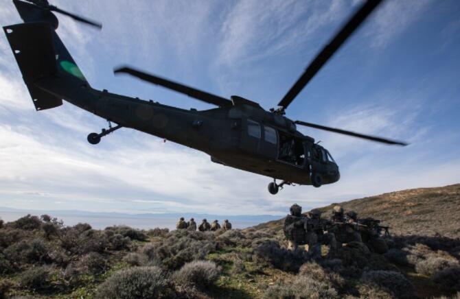 美国陆军直升机在希腊参加独特的联合演习
