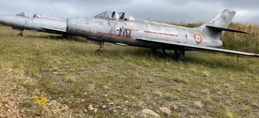 废弃的英国皇家空军机场是一群罕见的达索神秘战斗机轰炸机的家园