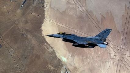 F-16D战隼侧翼飞行 远在下方可以看到爱德华兹空军基地