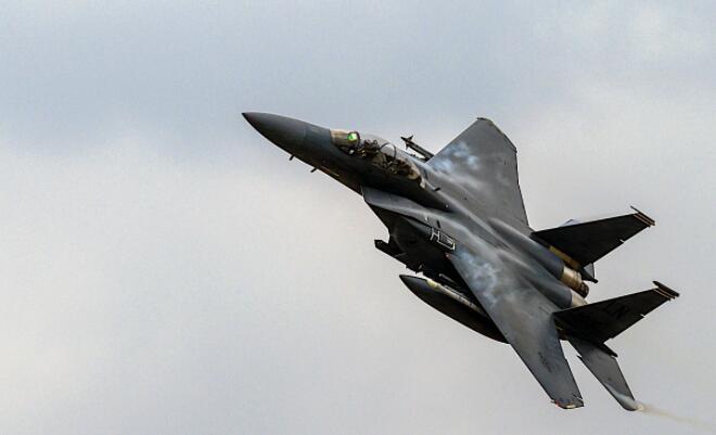 自由翼F-15E鹰看起来锁定并装载在欧洲上空