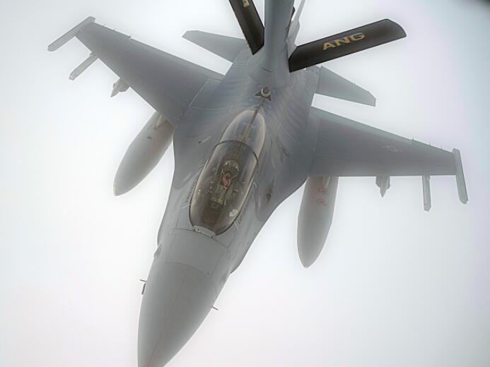 F-16战隼看起来像一只在雾气中觅食的猛禽