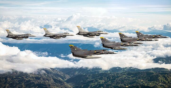 一队F-16战斗机遇到一队Kfirs 在哥伦比亚上演一场表演