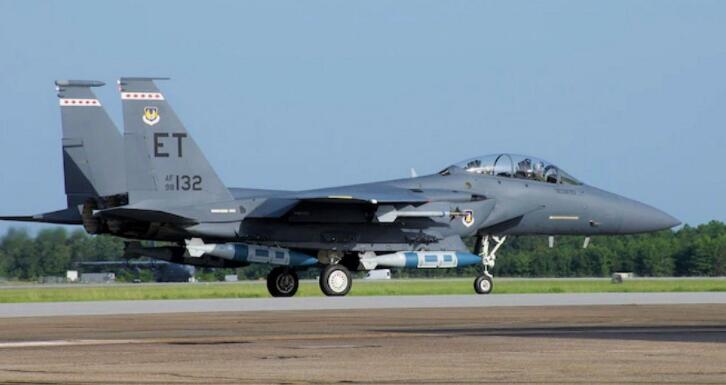F-15E Strike Eagle装满升级后的精确制导炸弹 看上去威风凛凛